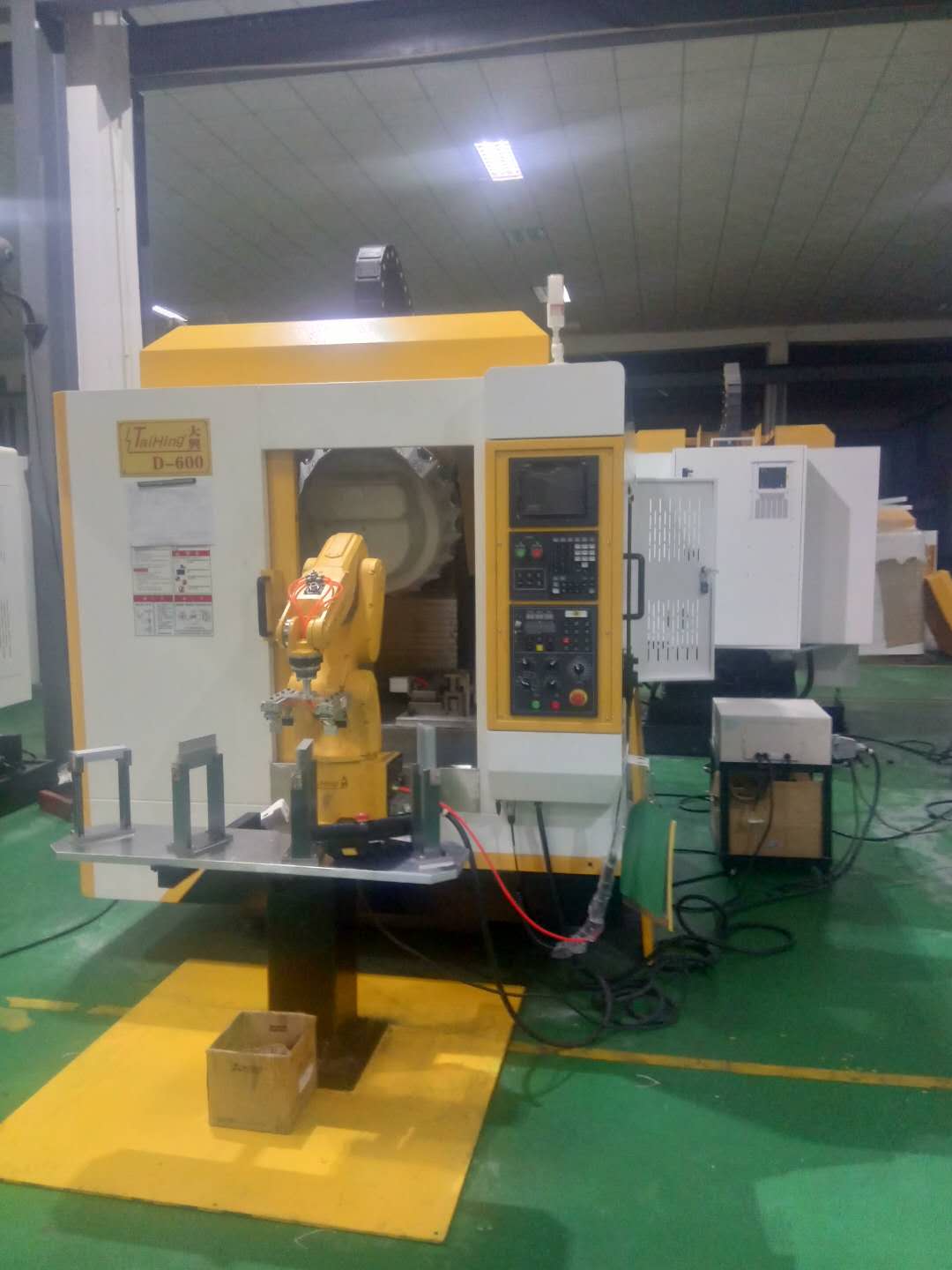 高速钻孔攻牙机D-600 (带机械手，全自动上下料）
